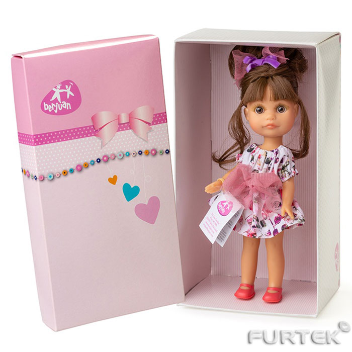 Кукла с биркой на руке в коробке